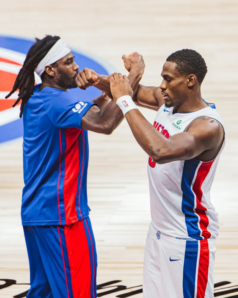 PG电子最新官网-场均抢断盖帽联盟第一!活塞官方分享斯图尔特和杜伦的合影