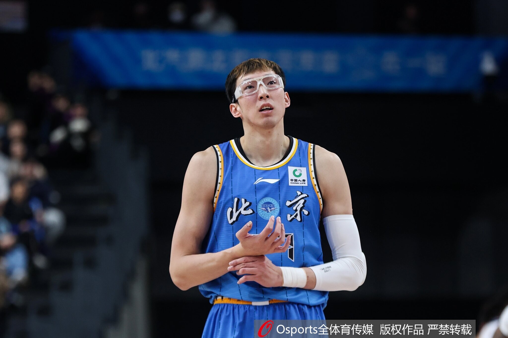 pg游戏官网登录入口-这场打得像外援！周琦终结十分高效 砍下23分13板&amp;抢到7前场板