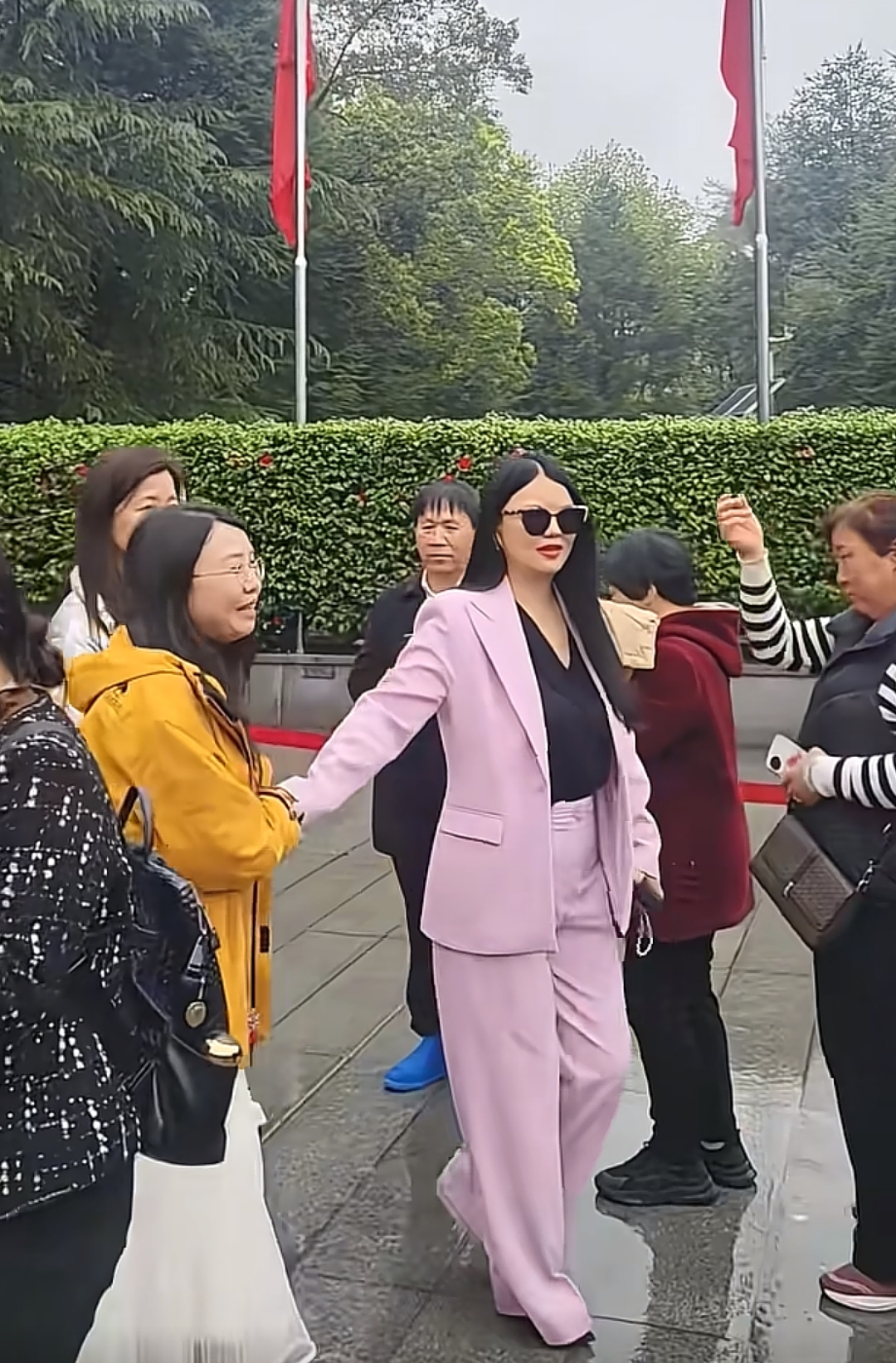 pg游戏官网登录入口-王诗龄母女韶山献花！李湘大变样瘦了20斤 和女儿关系变冷没互动